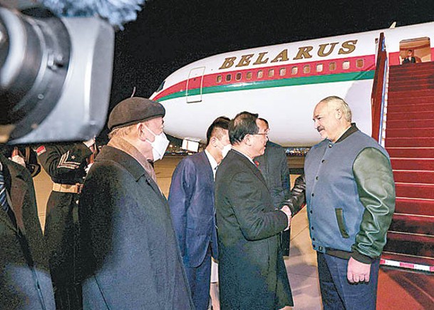 盧卡申科乘坐專機抵達北京。