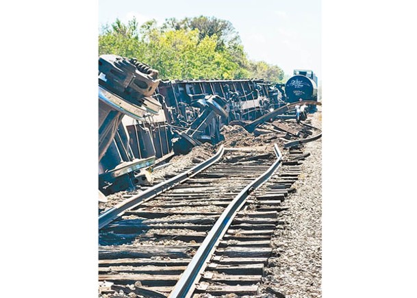 美國佛州有列車車卡出軌，路軌受損。