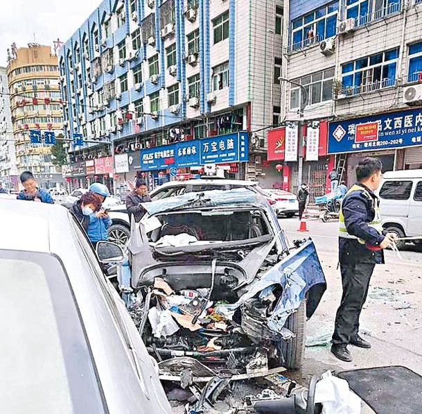 涉事Tesla電動車嚴重損毀。