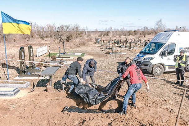 烏克蘭基輔州博羅江卡發現一個平民亂葬崗。（Getty Images圖片）