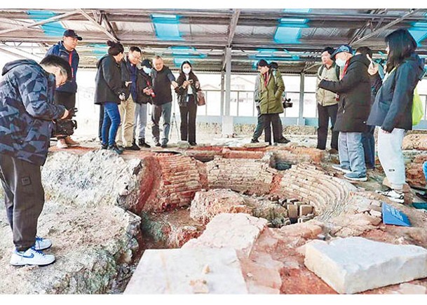 考古專家到元和塘官窰遺址了解考古發掘情況。