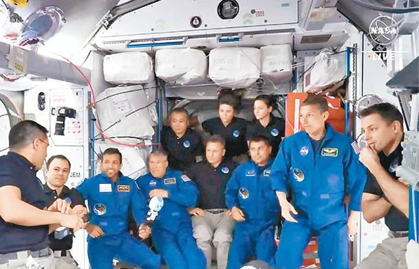 眾人獲ISS其他太空人迎接。