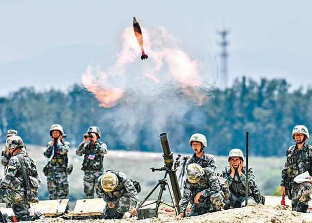 中國國防費用預算備受關注。圖為解放軍陸軍第71集團軍射擊訓練。（中新社圖片）