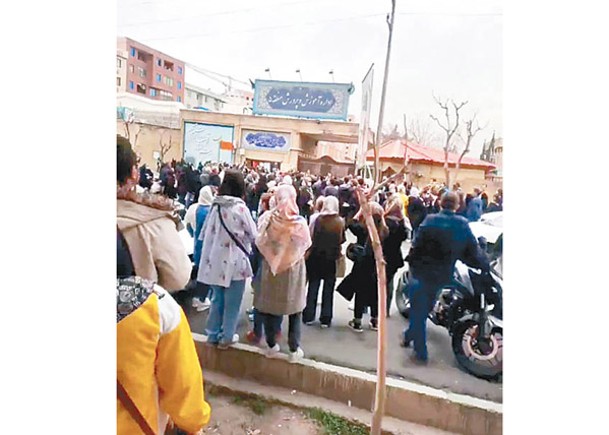 10省女生中毒  家長上街  伊朗爆反政府示威