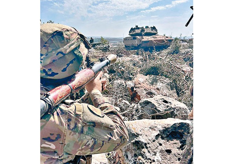 黎巴嫩士兵舉起火箭推進榴彈瞄準以色列坦克。