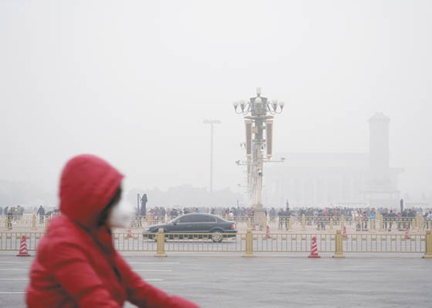 北京市不時出現嚴重空氣污染。（中新社圖片）