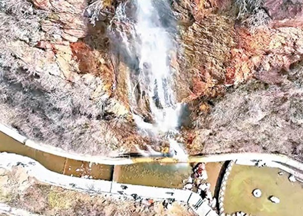 河南景區造假  水喉泵出瀑布