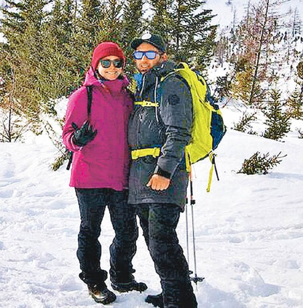 奧斯蒂蓋（右）與女友（左）在雪山度假。