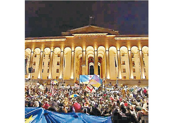 示威者包圍第比利斯國會。