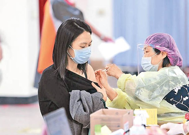 台灣民眾接種新冠疫苗。（中時電子報圖片）