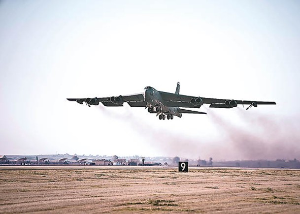 美國B52H戰略轟炸機從西班牙莫龍空軍基地起飛。