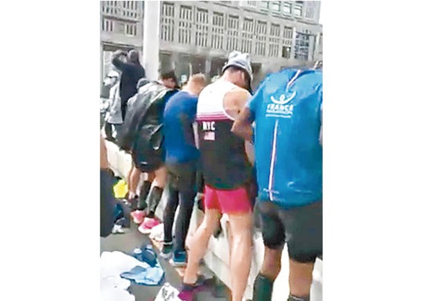 馬拉松選手在路邊小便引起爭議。