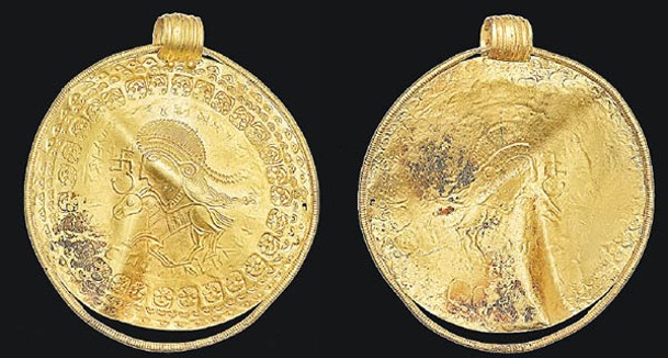 硬幣人物的頭部上方的銘文提及神祇奧丁。