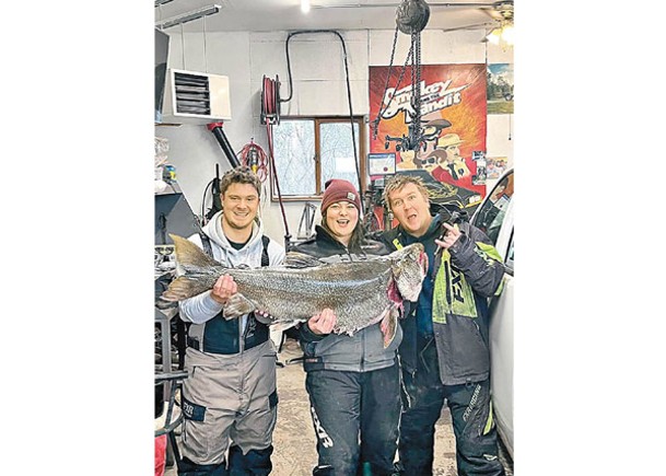 加國情侶冰釣逾22公斤大魚