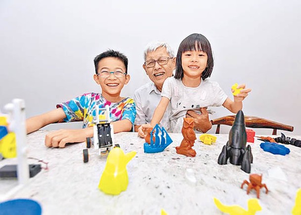 72歲翁上課學藝  3D打印玩具贈孫兒