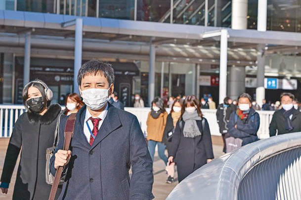 日本東京街頭不少民眾繼續佩戴口罩外出。（Getty Images圖片）