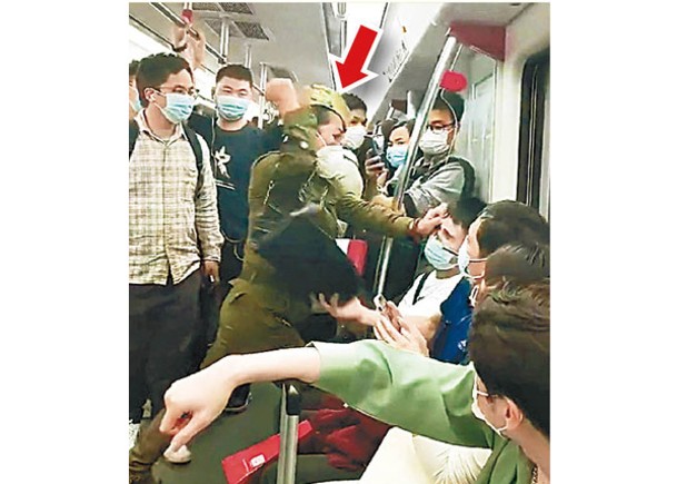 行兇女子（箭嘴示）毆打坐在長椅的男子（右）。