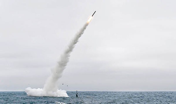 美國洛杉磯級攻擊核潛艇演練發射戰斧巡航導彈。