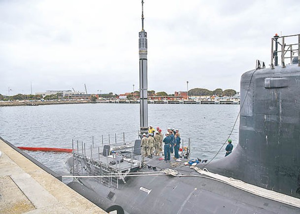 美國維珍尼亞級攻擊核潛艇密西西比號在澳洲斯特靈海軍基地演練填裝戰斧巡航導彈。