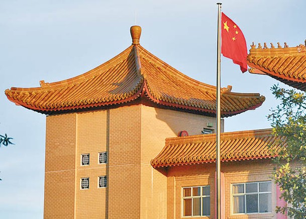 中國駐澳洲大使館（圖）派出代表出席澳洲核潛艇簡報會。（Getty Images圖片）
