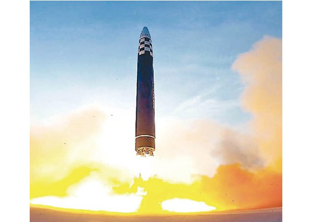 北韓試射火星17型洲際彈道導彈。