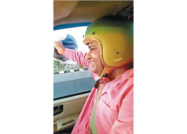 印度男公路派頭盔獲讚