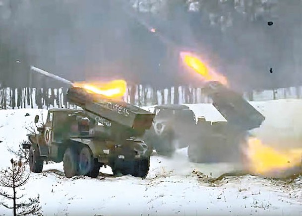 俄軍發射多管火箭炮。