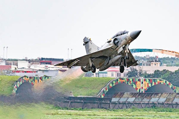 台灣空軍幻象2000-5戰機參與「聯合作戰計劃演練」。