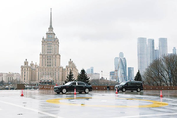 習近平車隊離開俄羅斯聯邦政府大樓。