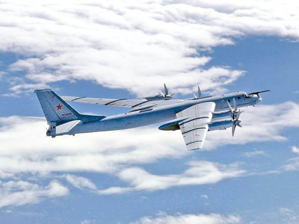 俄羅斯圖95MS戰略轟炸機在日本海上空飛行。