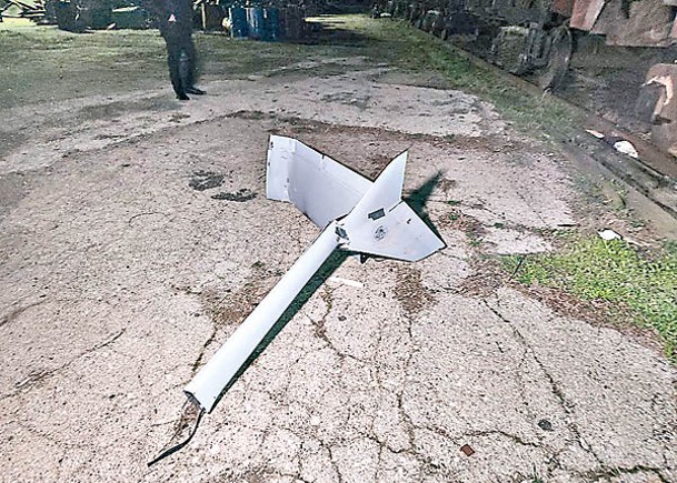 無人機殘骸散落在地上。