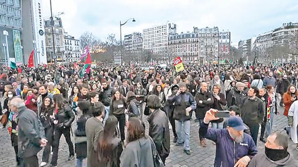 法國退休改革掀起連日示威。