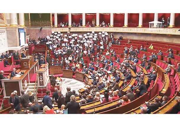 政府不信任動議無法在法國國民議會通過。