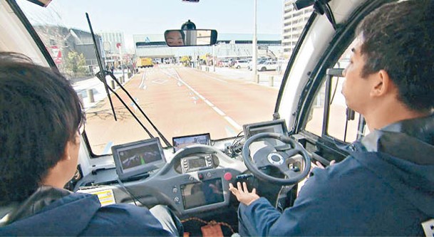 自動駕駛巴士毋須使用方向盤，可自行導航。