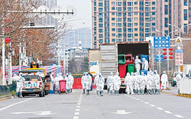 工作人員當時在武漢華南海鮮批發市場展開消殺作業。（中新社圖片）