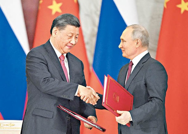 習近平（左）與普京（右）簽署發表聯合聲明。