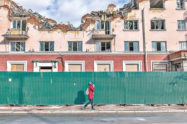 烏克蘭切爾尼戈夫州一座建築物因俄羅斯攻擊而損毀。（Getty Images圖片）
