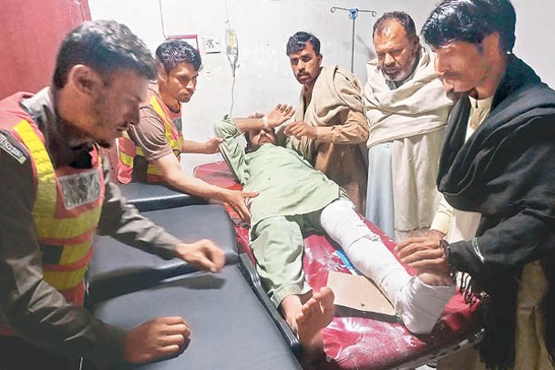 巴基斯坦有地震傷者送往醫院治療。