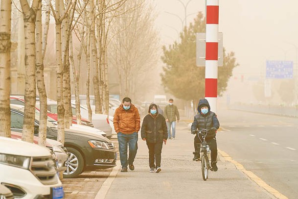 黑龍江省哈爾濱市的天空飄浮沙塵。（中新社圖片）