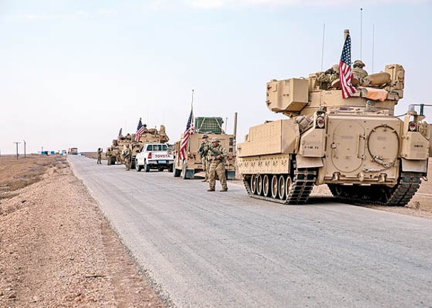 美軍裝甲車隊在敍利亞巡邏。