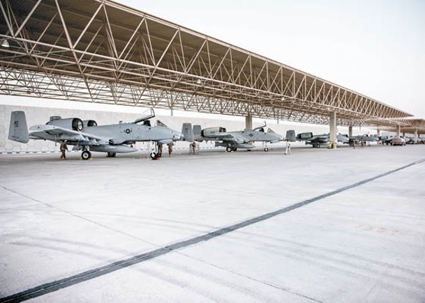 美國A10攻擊機飛抵卡塔爾烏代德空軍基地。