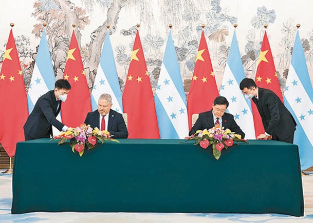 秦剛（右二）與雷納（左二）簽署建立外交關係的聯合公報。（Getty Images圖片）