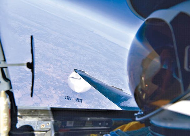 美國U2偵察機飛行員監視中國高空氣球。