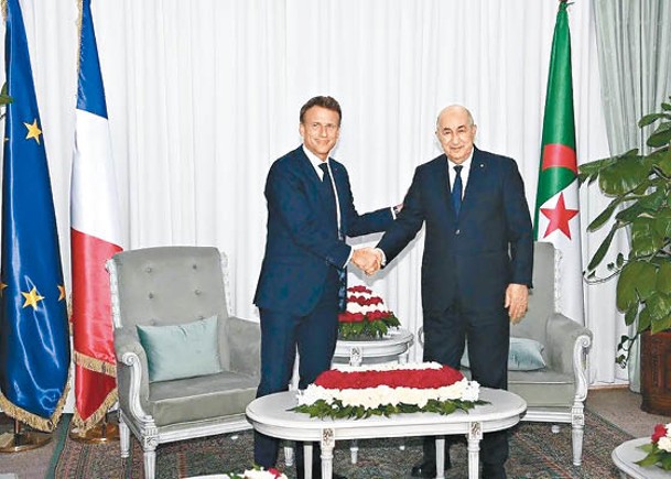 馬克龍（左）訪問阿爾及利亞會見特本（右）。