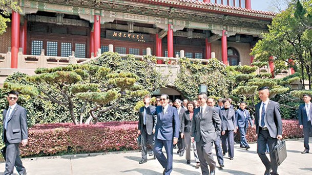 馬英九亦到訪中國第三歷史檔案館。