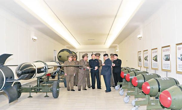 北韓官媒公布金正恩（右三）巡視武器庫的相片。