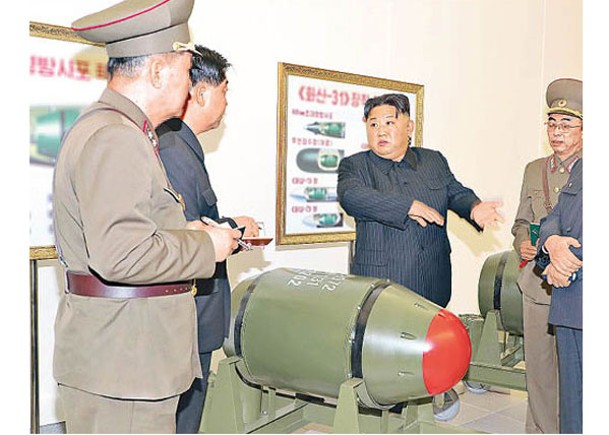 金正恩（中）指導核武兵器化工作。