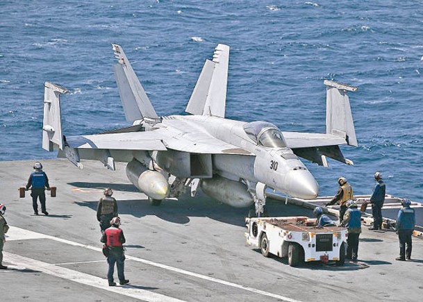 F18戰機停泊在尼米茲號甲板。