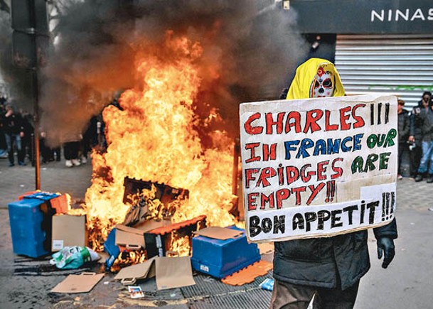 巴黎反退休改革示威  縱火毀舖