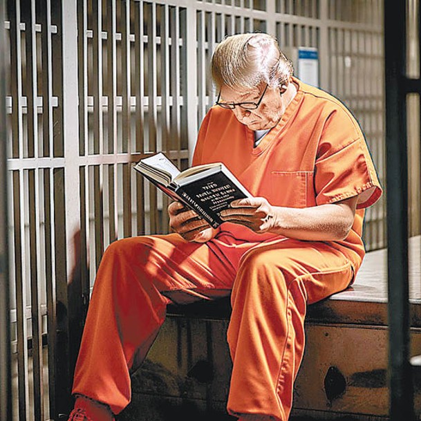 AI合成照片的特朗普身穿囚衣在獄中服刑。